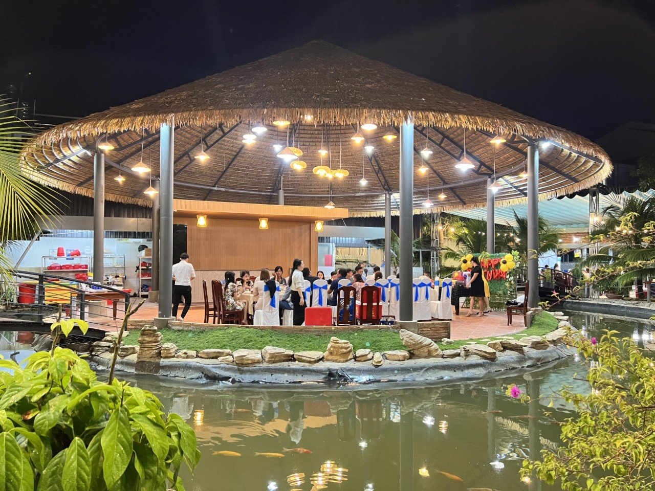 Chòi Nón Bằng Vật Liệu Nhân Tạo Tại Cần Thơ